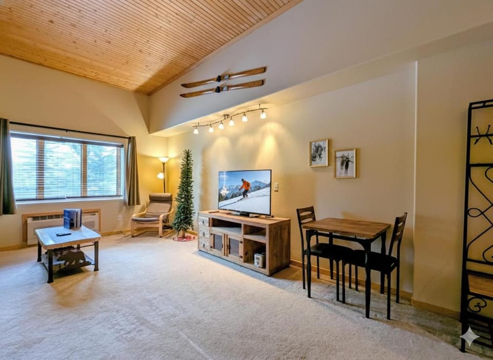 TV and multimedia, Living room, Seating area, Dining area, furniture
