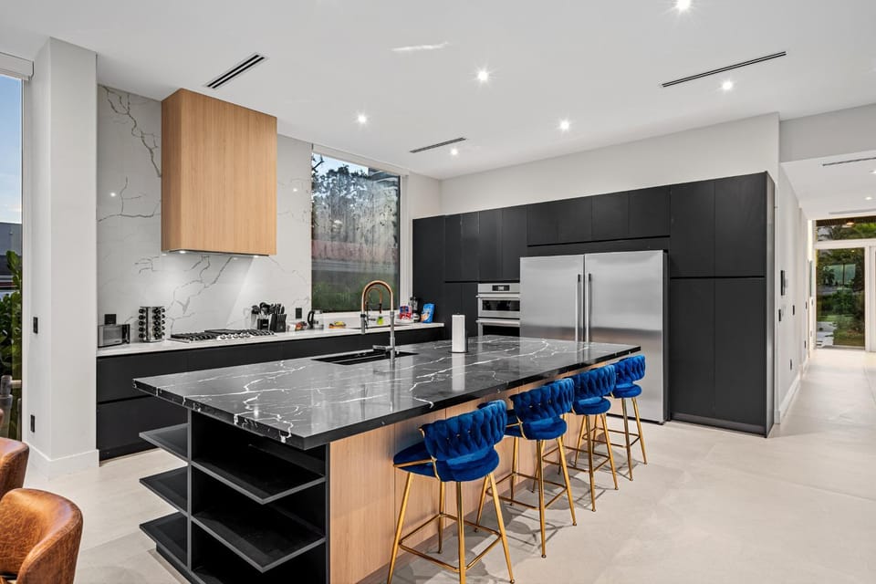 Kitchen or kitchenette, Dining area, oven, stove