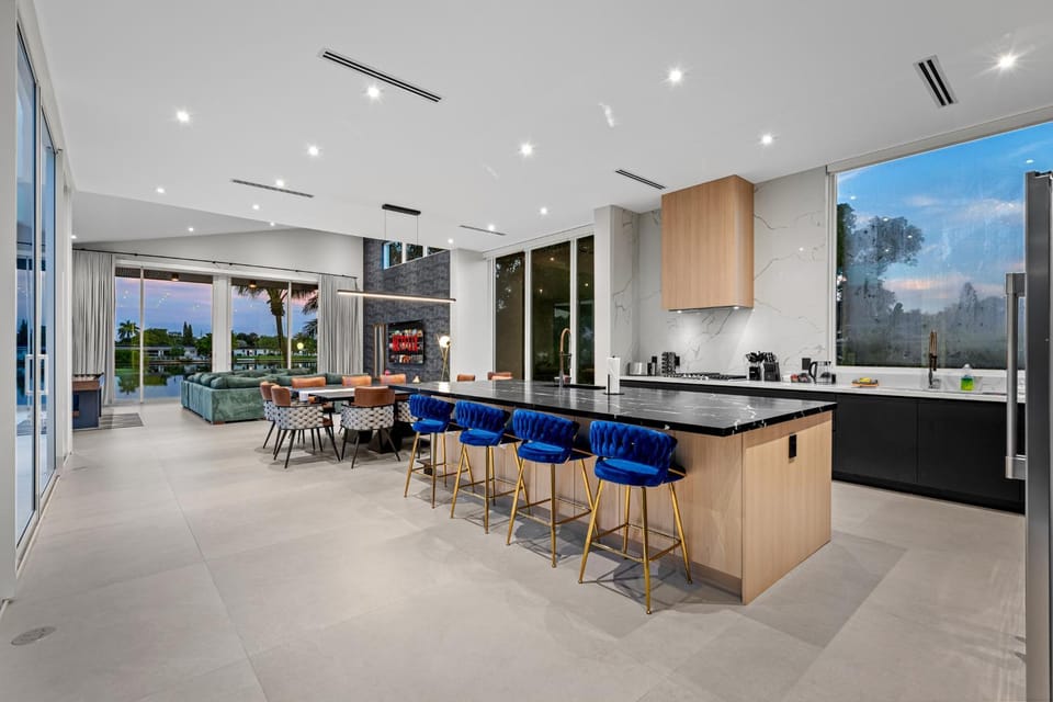 Kitchen or kitchenette, Dining area, stove