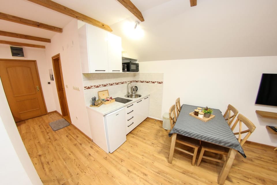 TV and multimedia, Kitchen or kitchenette, Food and drinks, Dining area, minibar, oven, stove