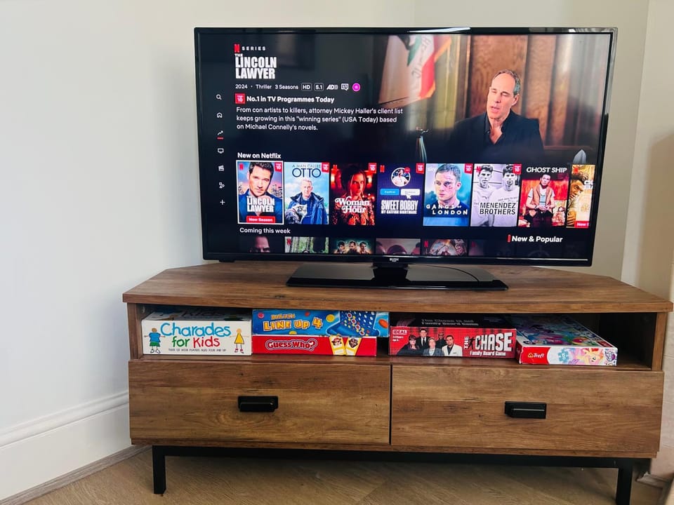 Waterside Stay- 3 Bed House- Sleeps 5- Parking- Fast Wifi House in Burton upon Trent