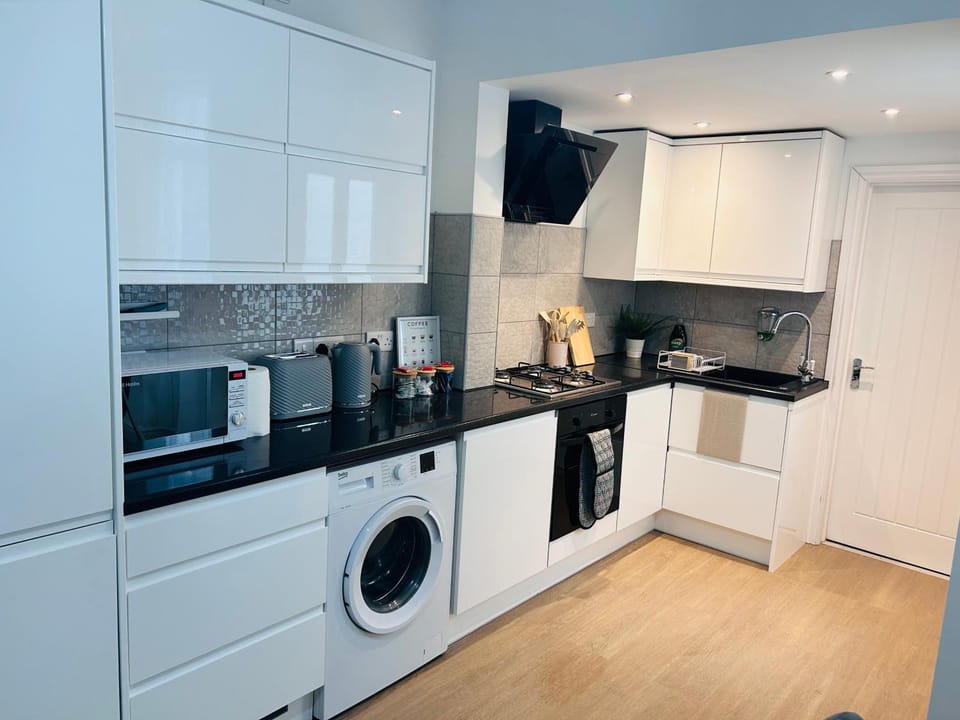 Waterside Stay- 3 Bed House- Sleeps 5- Parking- Fast Wifi House in Burton upon Trent