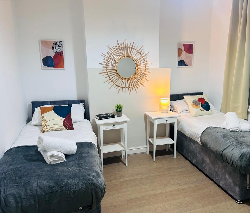 Waterside Stay- 3 Bed House- Sleeps 5- Parking- Fast Wifi House in Burton upon Trent