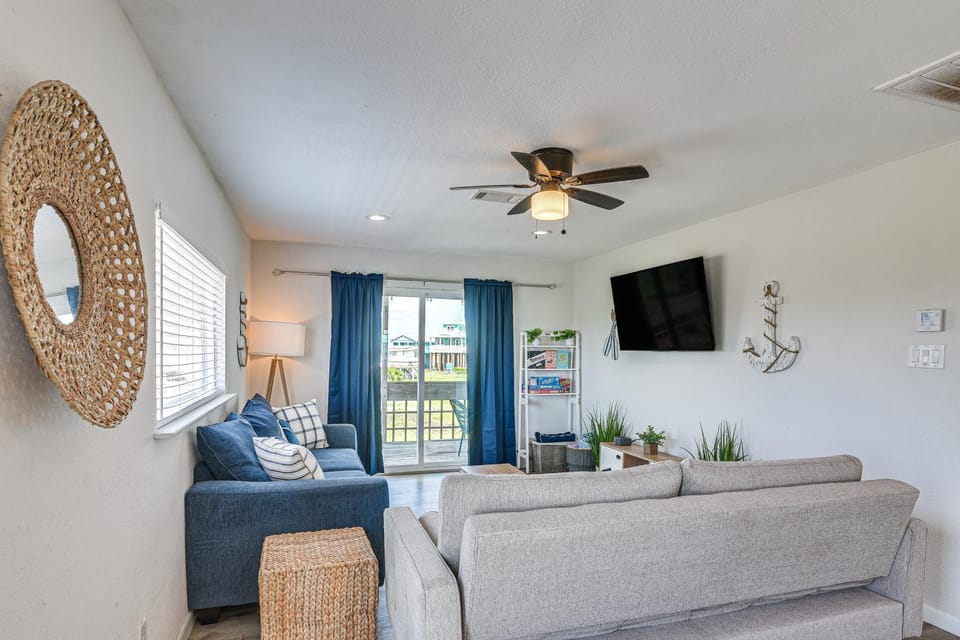 Walk to Sand: Surfside Beach Getaway w/ Deck House in Surfside Beach