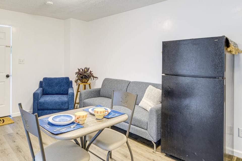 Walkable Barberton Apartment 9 Mi to Akron! Apartment in Akron