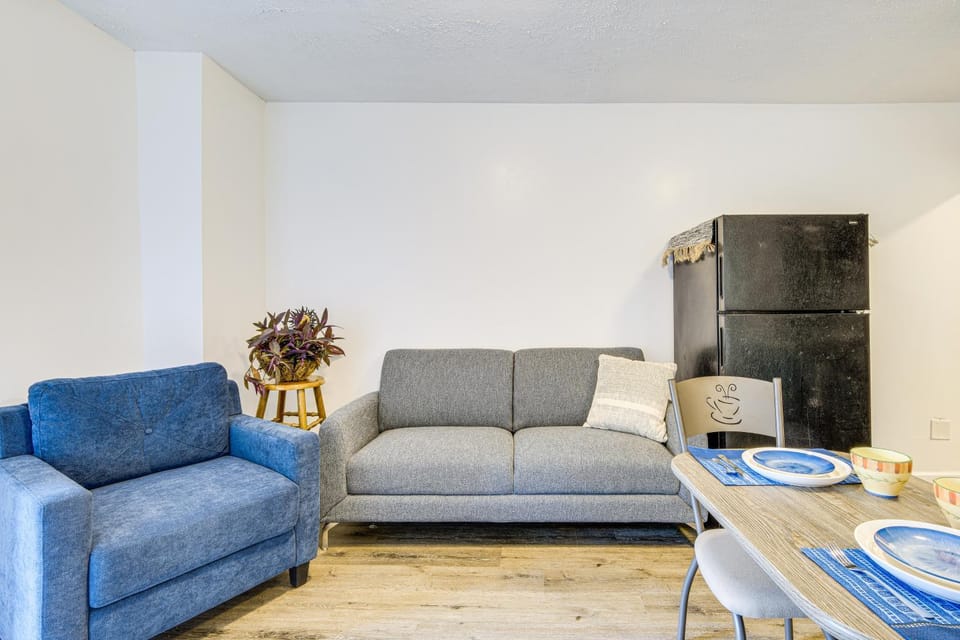 Walkable Barberton Apartment 9 Mi to Akron! Apartment in Akron