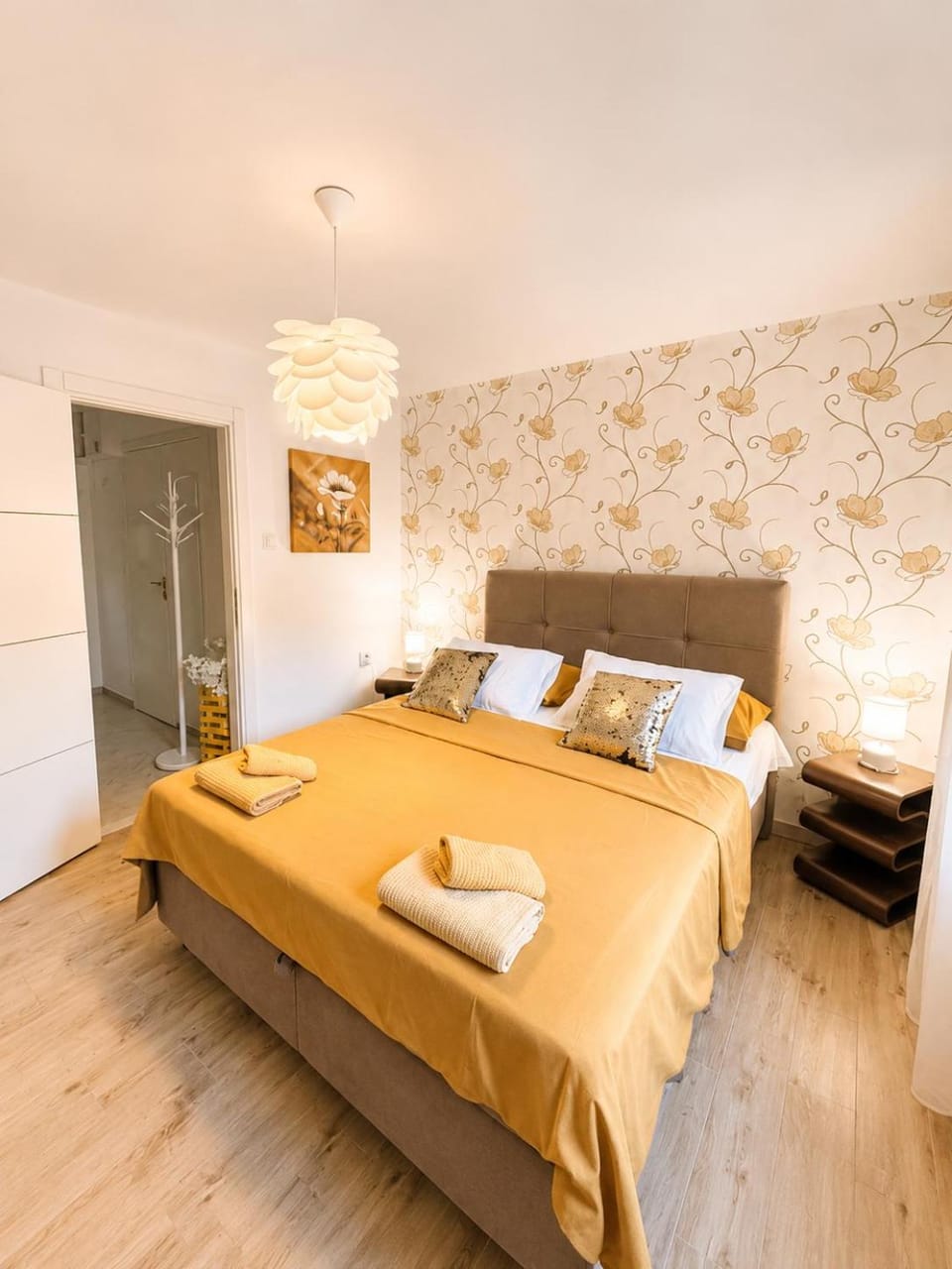 Bed, Bedroom, towels