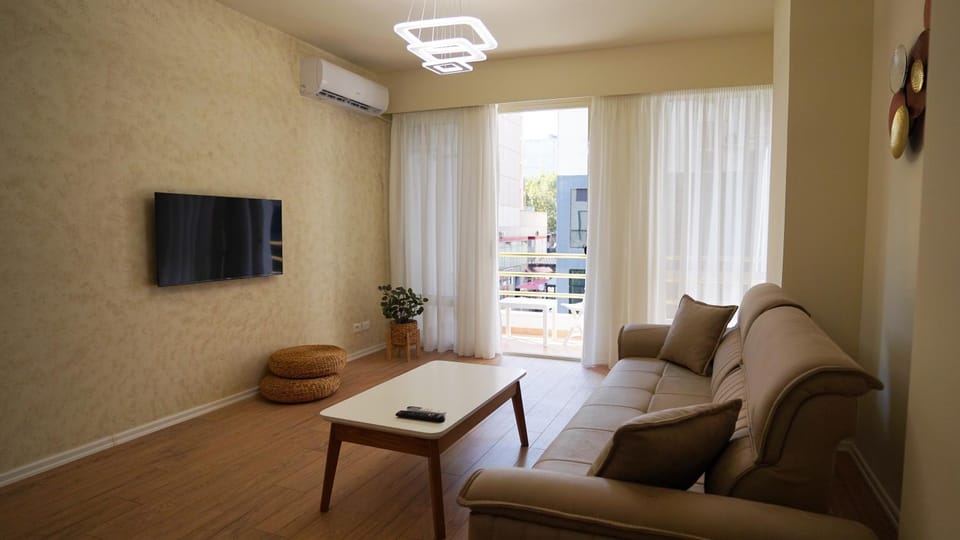 Communal lounge/ TV room, TV and multimedia, Living room, Seating area, Evening entertainment, air conditioner