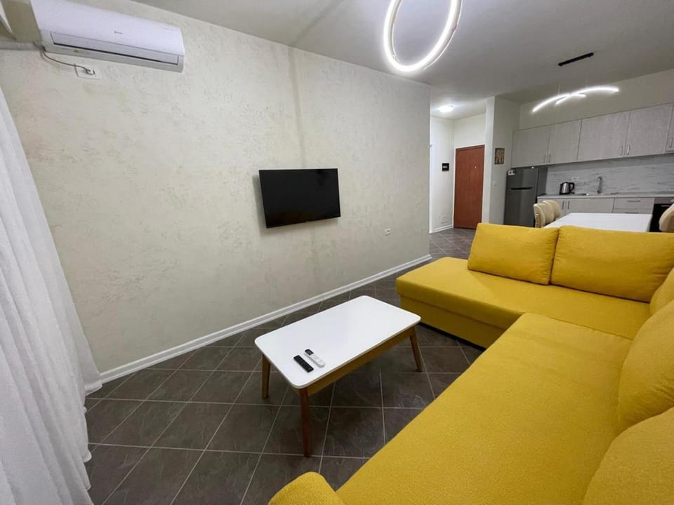 TV and multimedia, Living room, Seating area, Evening entertainment, air conditioner