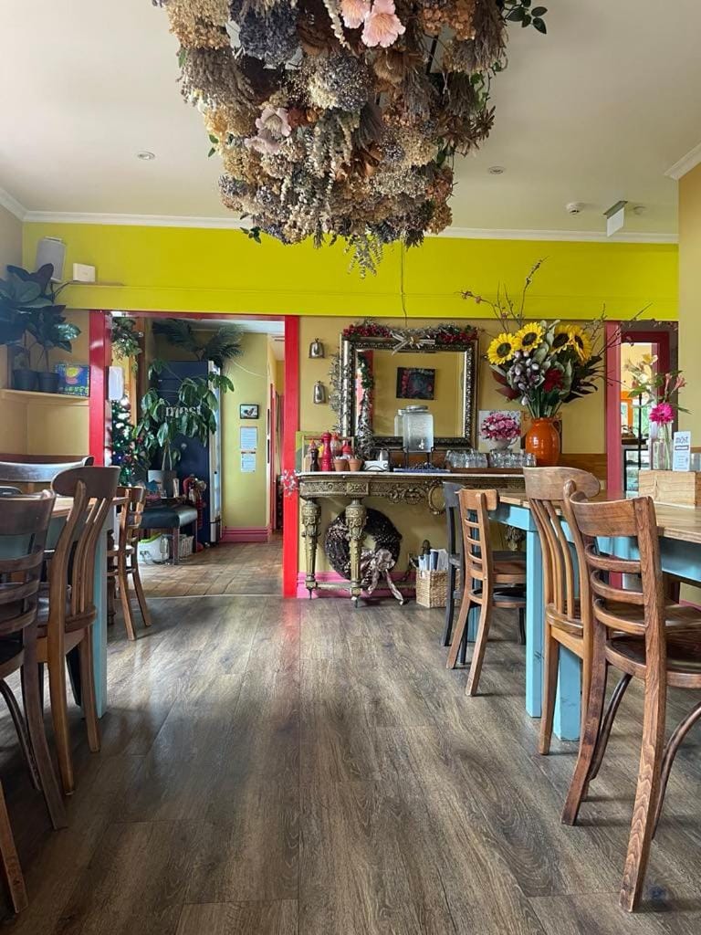 Restaurant/places to eat, Food and drinks, Seating area, Food
