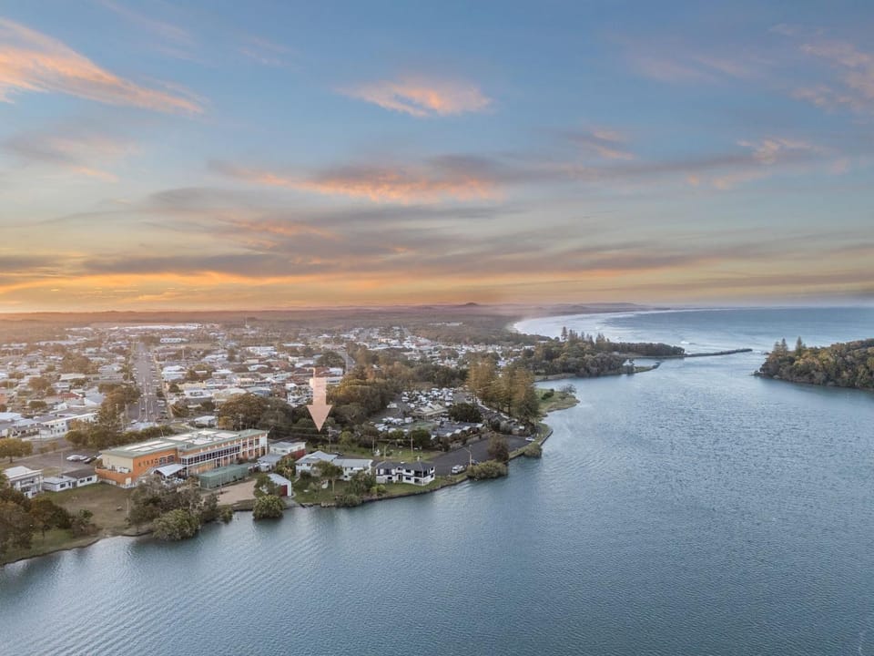 Bird's eye view, Lake view, Location