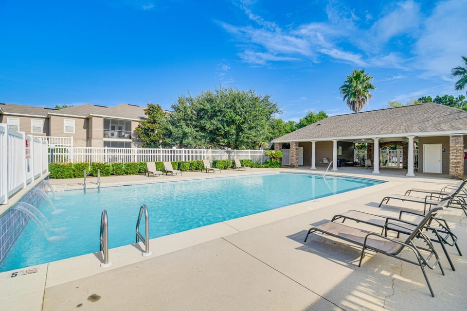 Snowbirds Welcome: Foley Condo w/ Pool Access House in Foley