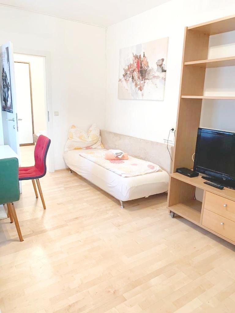 Bed, TV and multimedia, Photo of the whole room