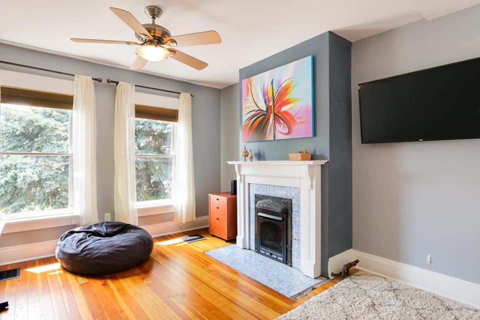 TV and multimedia, Living room, Photo of the whole room, Evening entertainment, Bedroom, fireplace