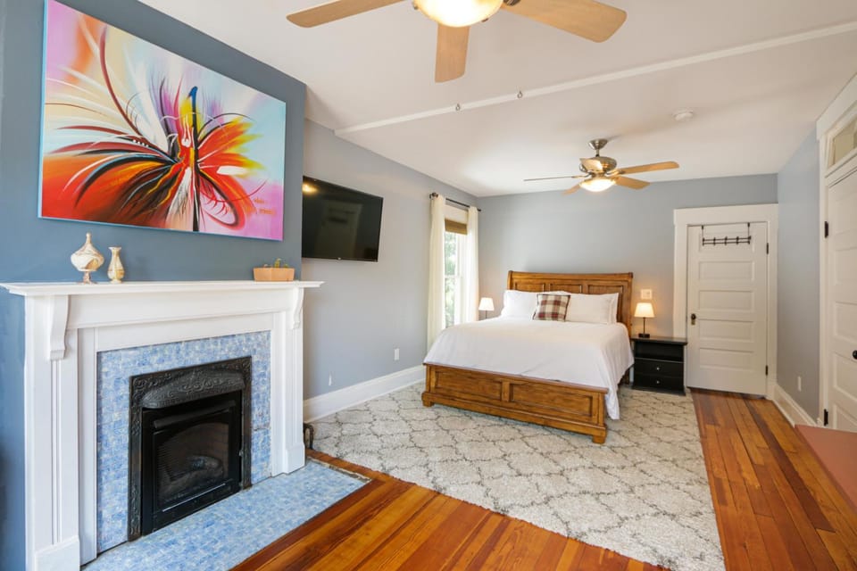 Bed, TV and multimedia, Photo of the whole room, Decorative detail, Bedroom, fireplace