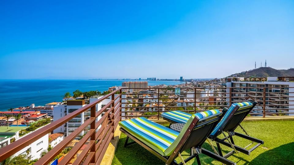 Natural landscape, View (from property/room), Sea view, Swimming pool, sunbed