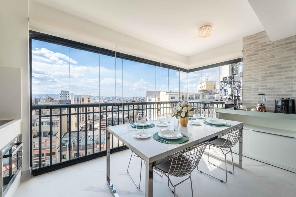View (from property/room), Balcony/Terrace, Kitchen or kitchenette, Dining area, City view