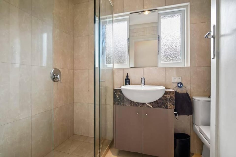 A1 Art Deco 2 Bedroom Apt Sleeps 5 Nimmo1 Apartment in Melbourne