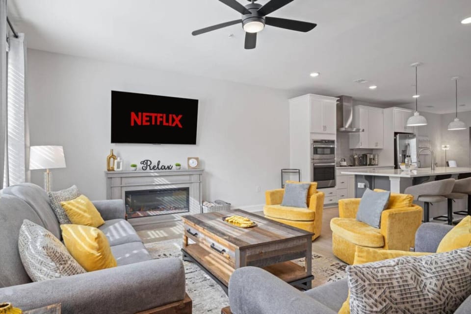 NEW Luxury Condo, Rooftop Terrace, EV Charger! House in Wake Forest