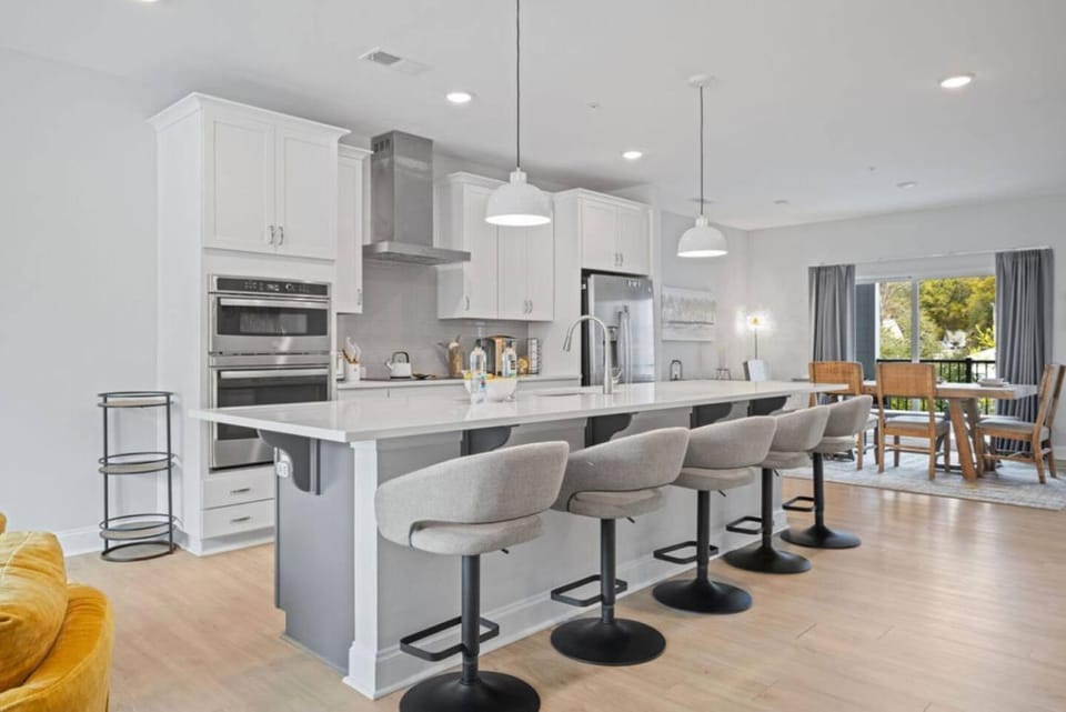 NEW Luxury Condo, Rooftop Terrace, EV Charger! House in Wake Forest
