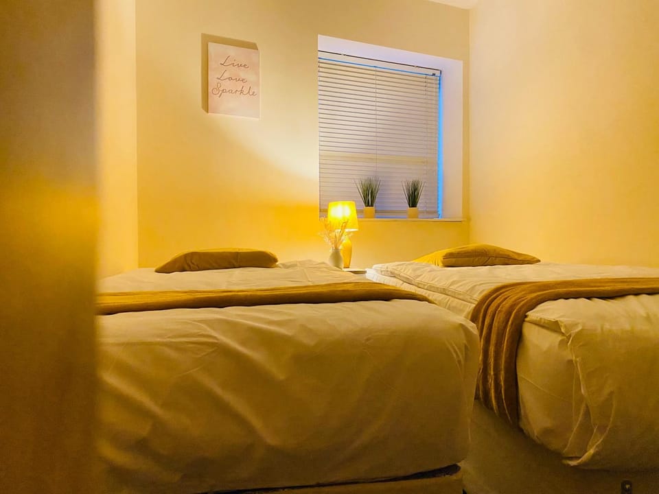 GB Relocations Ltd - Award Winning Merridale Executive Apartment, Free Parking, Free WiFi, Free Netflix Apartment in Wolverhampton