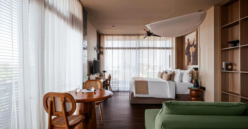 Bed, TV and multimedia, Living room, Photo of the whole room, Seating area, Bedroom
