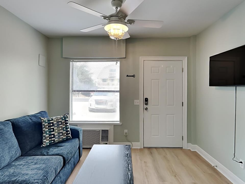 TV and multimedia, Living room, Seating area, furniture, air conditioner