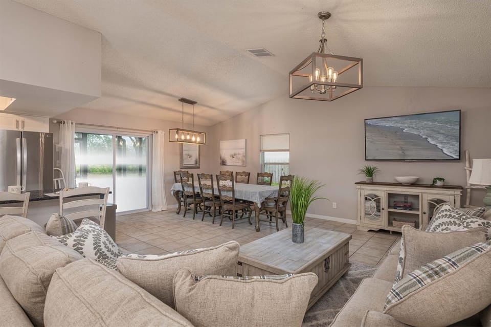King Bed Suite, Fireside Hot Tub, Gameroom House in Auburndale