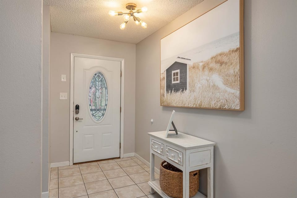 King Bed Suite, Fireside Hot Tub, Gameroom House in Auburndale