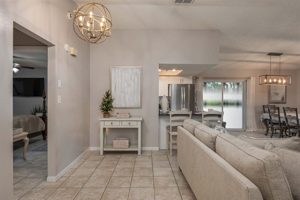 King Bed Suite, Fireside Hot Tub, Gameroom House in Auburndale
