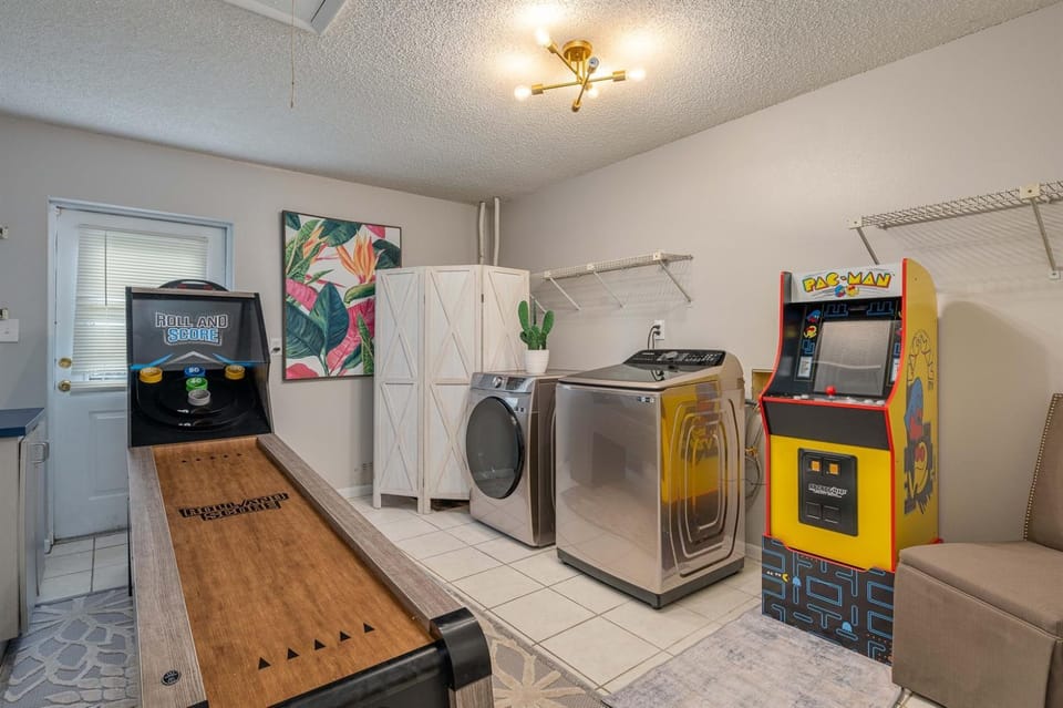King Bed Suite, Fireside Hot Tub, Gameroom House in Auburndale