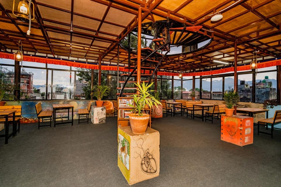 Property building, Balcony/Terrace, Food and drinks, Entertainment