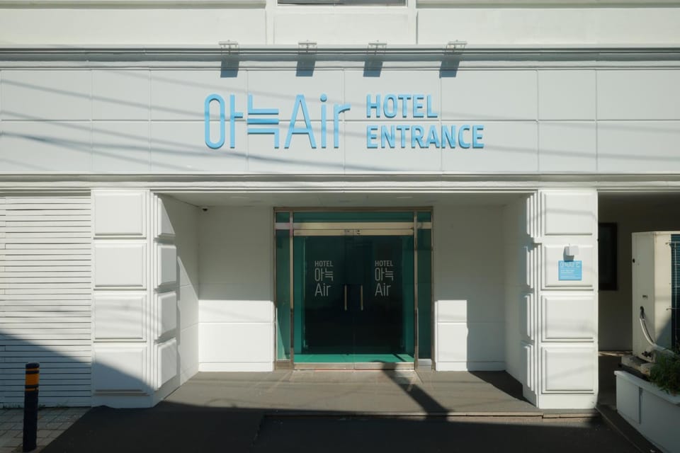 Facade/entrance