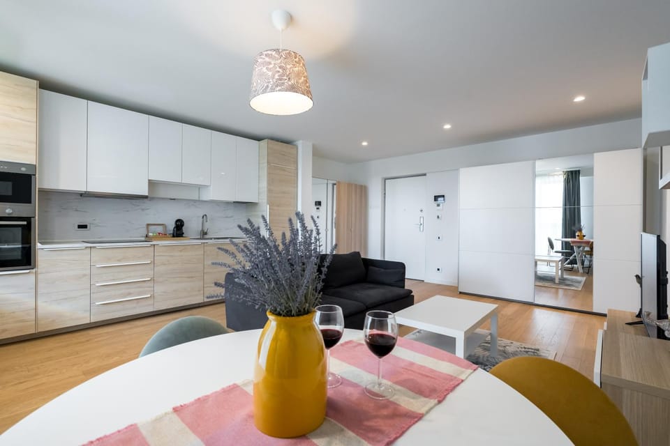 TV and multimedia, Kitchen or kitchenette, Dining area, dishwasher, oven, stove