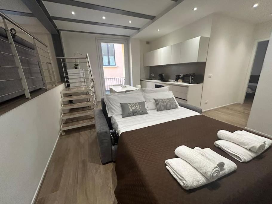 Bed, Kitchen or kitchenette, Living room, Photo of the whole room, Seating area, Bedroom, towels