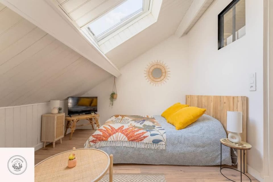 Bed, TV and multimedia, Living room, Photo of the whole room, Seating area, Bedroom