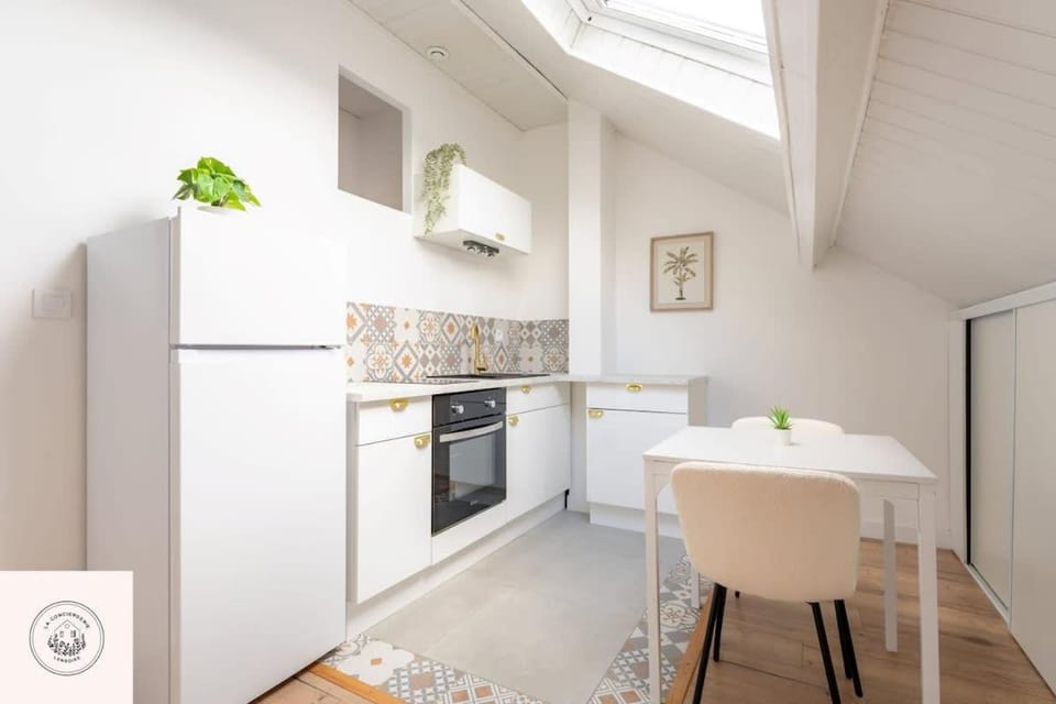 Kitchen or kitchenette, Dining area, oven, stove