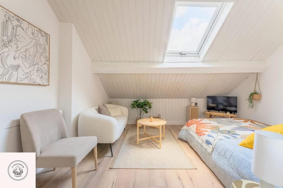 Bed, TV and multimedia, Living room, Photo of the whole room, Seating area, Bedroom