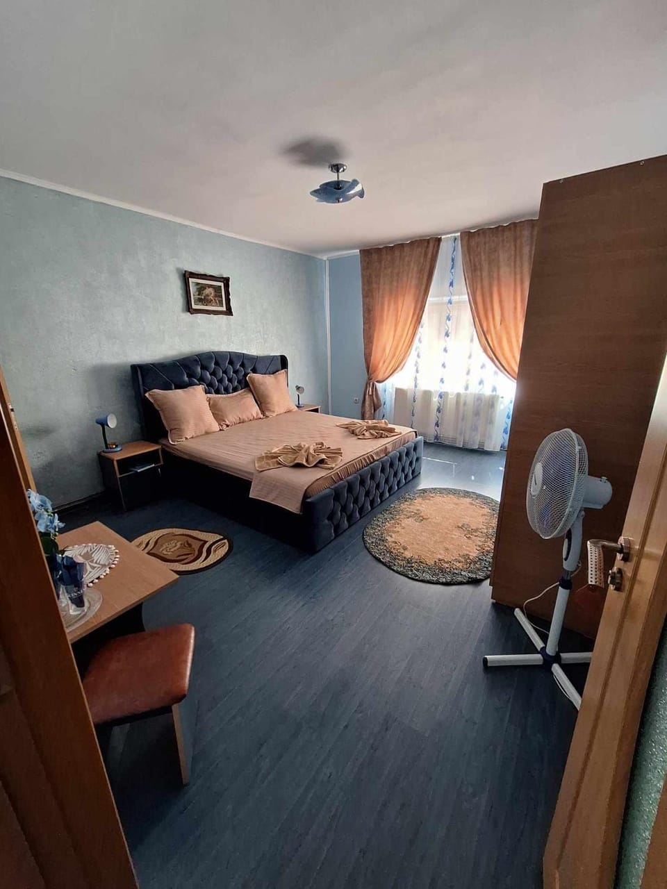 Bed, Photo of the whole room, Seating area, Bedroom