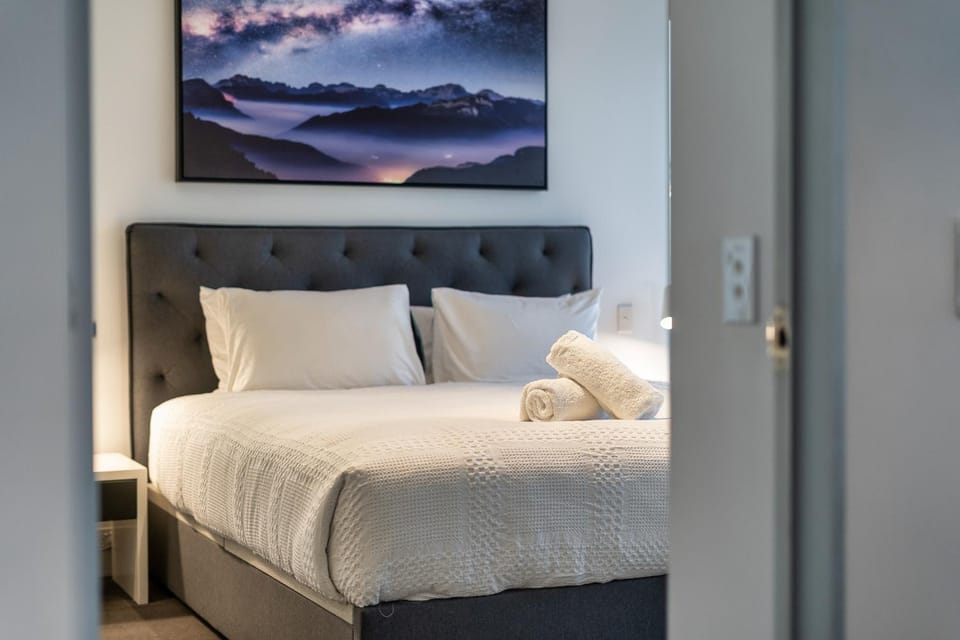 Surfers Paradise Retreat Stunning Views 2-BR Haven Apartment in Surfers Paradise