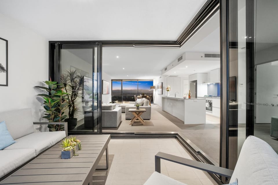 Surfers Paradise Retreat Stunning Views 2-BR Haven Apartment in Surfers Paradise