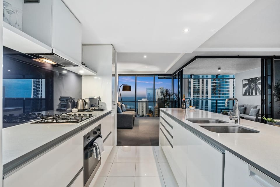 Surfers Paradise Retreat Stunning Views 2-BR Haven Apartment in Surfers Paradise