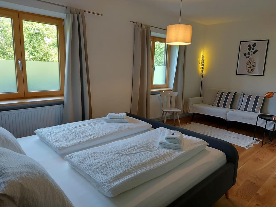 Bed, Bedroom, towels