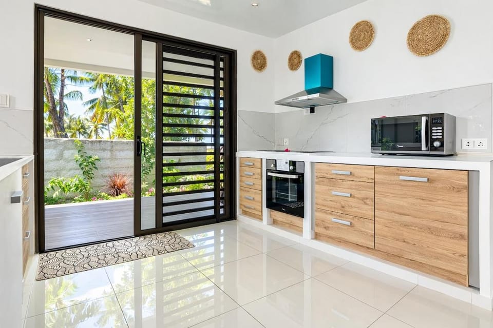 Coffee/tea facilities, Kitchen or kitchenette, microwave, oven, stove, toaster, kitchen