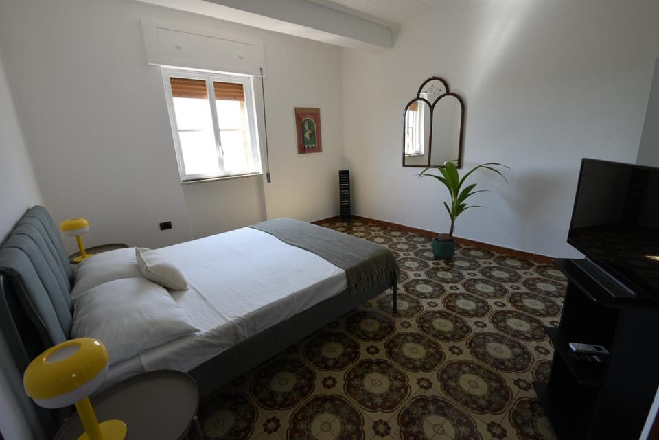 Bed, TV and multimedia, Bedroom