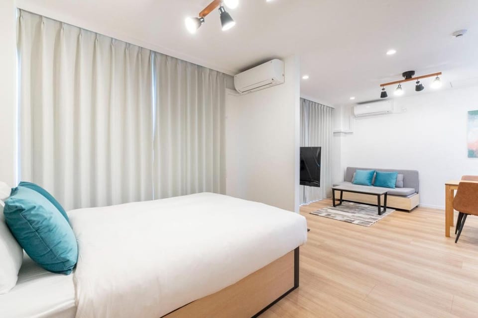 Bed, Seating area, Bedroom, air conditioner