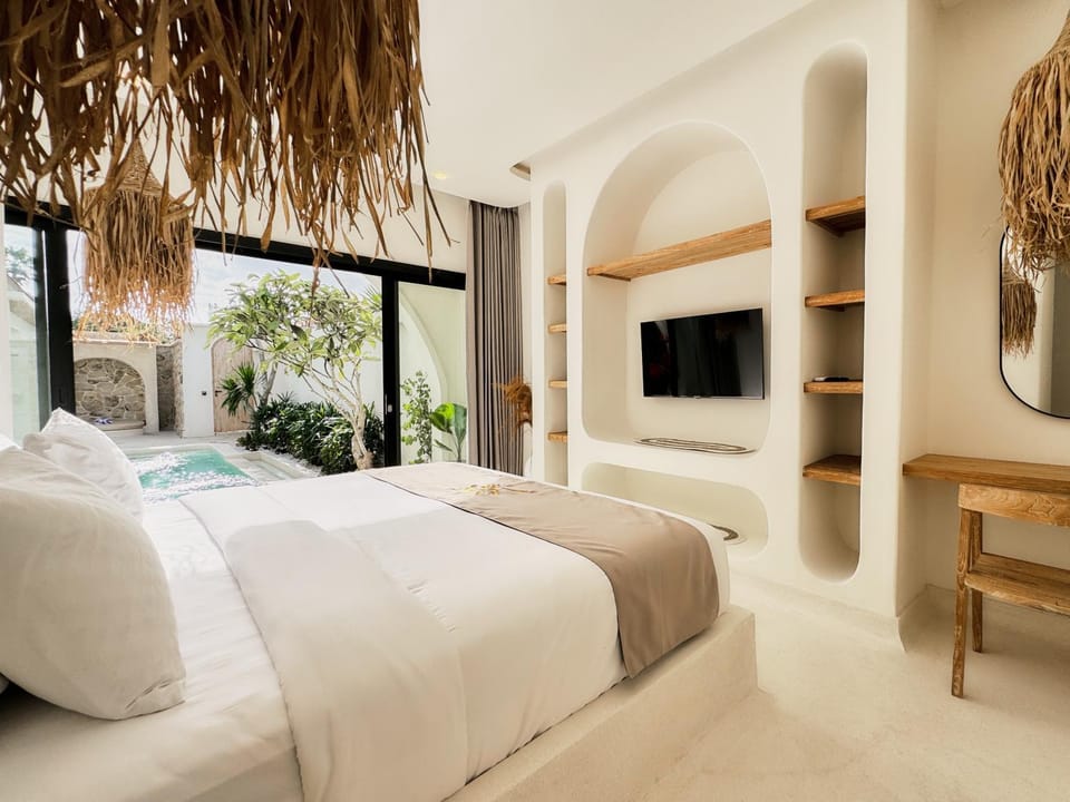 Bed, TV and multimedia, Bedroom