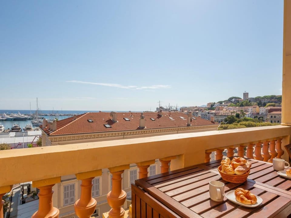 View (from property/room), Balcony/Terrace, Dining area, City view, Sea view