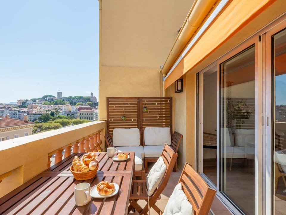 Property building, View (from property/room), Balcony/Terrace, Seating area, Dining area