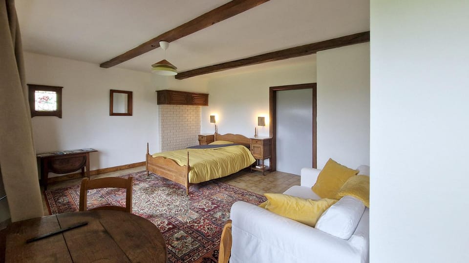 Bed, Photo of the whole room, Seating area, Bedroom